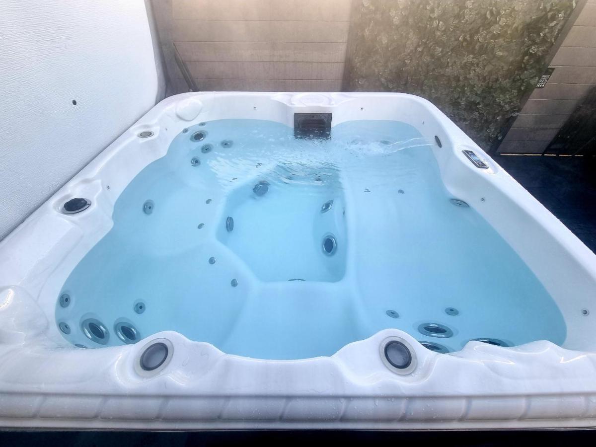 מורפת' Apple Tree Lodge Hot Tub 3 Bedroom 2 Bars מראה חיצוני תמונה
